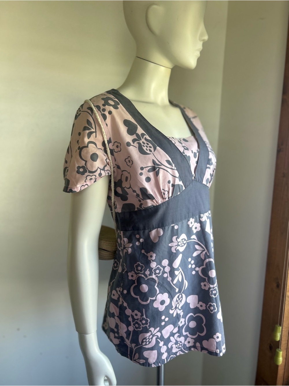landau M Floral Empire Waist V-Neck Tunic Top in Pink and Gray scrub - Picture 6 of 7